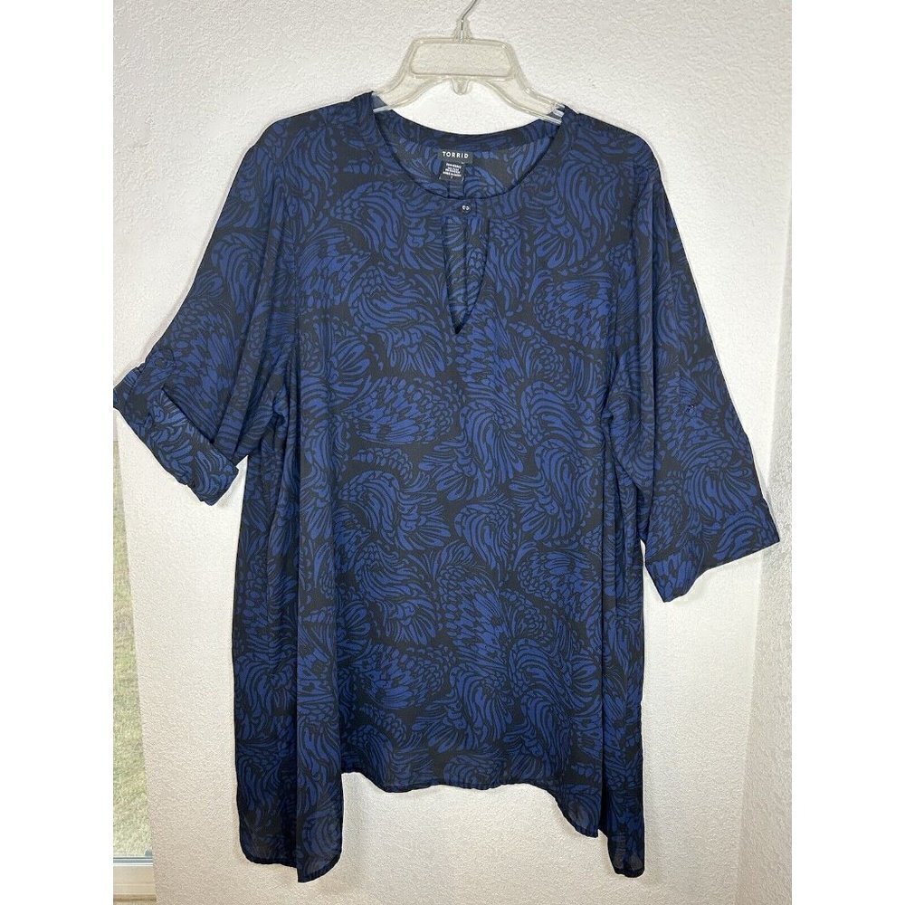 Torrid Top Womens 1X Roll Tab Sleeve Keyhole Neck Blue Black Asymmetrical Hem